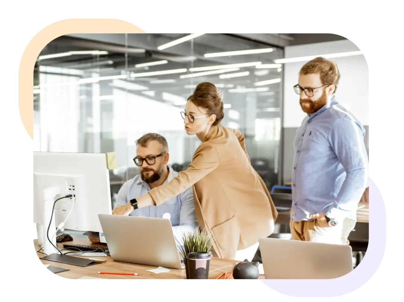 Team arbeitet in einem modernen Büro gemeinsam am Computer.
